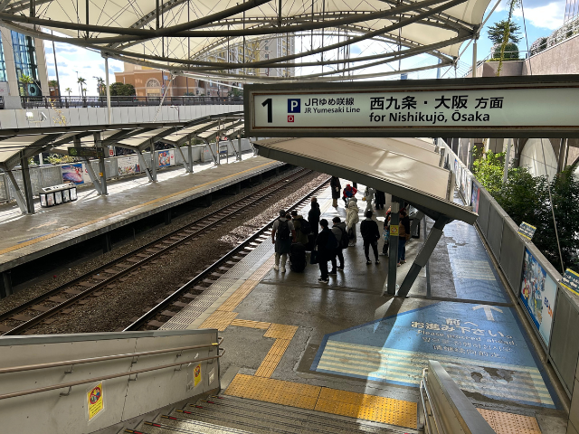 西九条駅ホームの写真