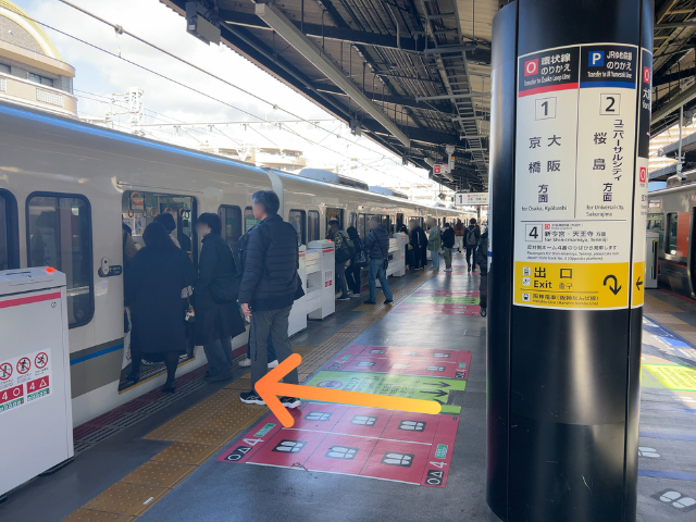 西九条駅1番ホームに来る電車にのる写真