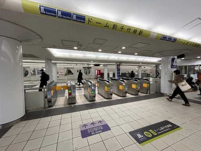 ドーム前千代崎駅の改札の写真