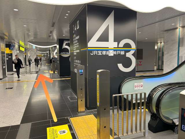 ３番４番のりばからおおさか東線への道順