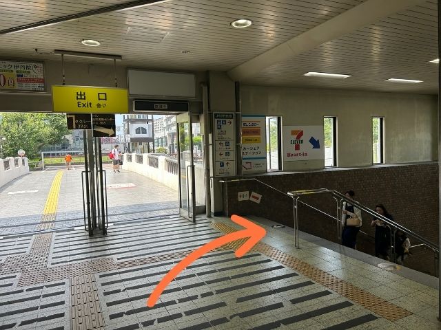 JR伊丹駅改札を西口方面に出て伊丹空港行きバス乗り場にアクセスする道順の写真