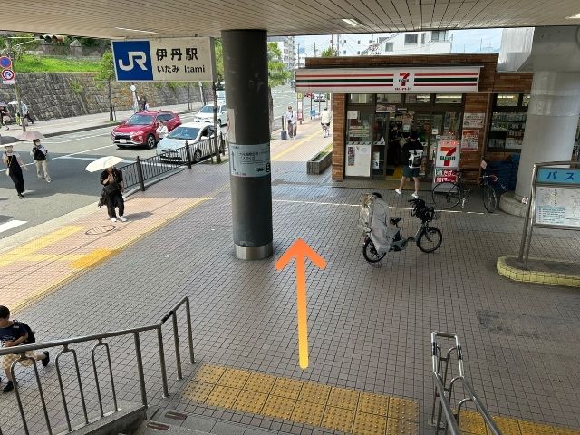 JR伊丹駅からセブンイレブンの横を通り伊丹空港行きバス乗り場へ向かう写真